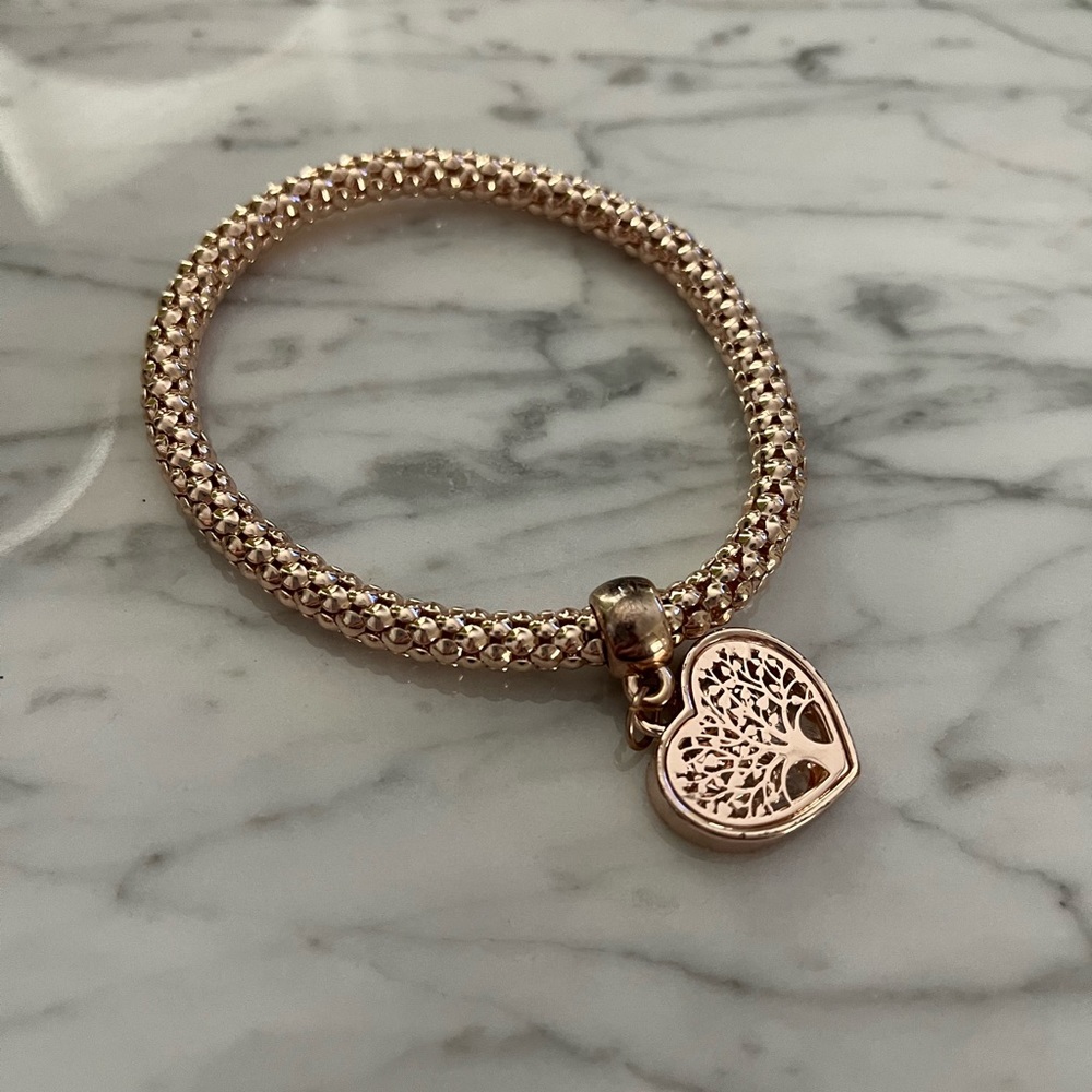 Rosegold bangle bracelet w/ heart shape charm